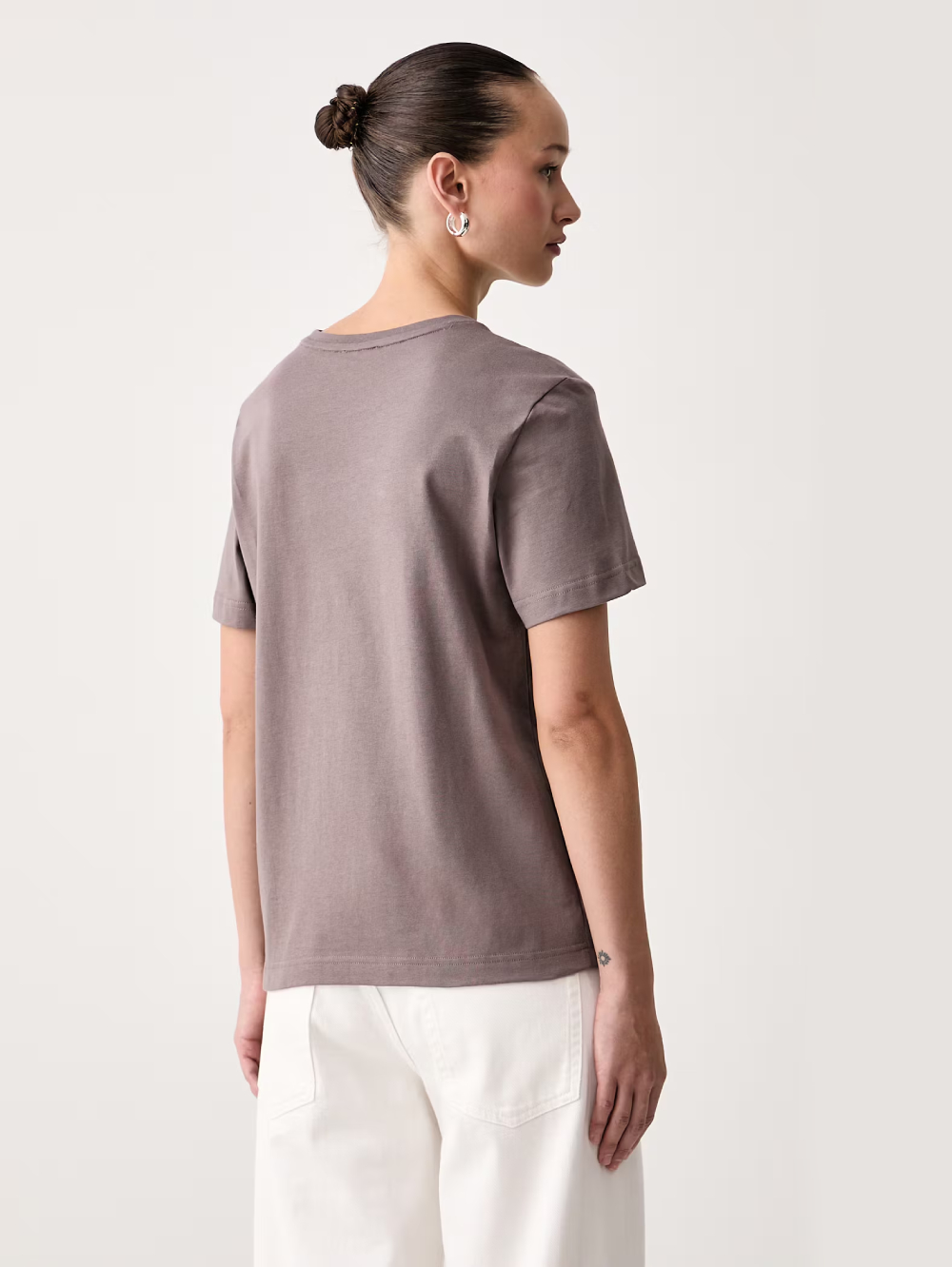 detail Calvin Klein dámské hnědé tričko