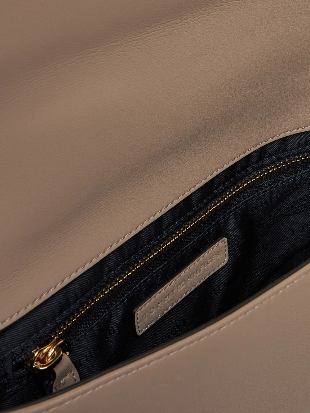 detail Tommy Hilfiger dámská béžová kabelka