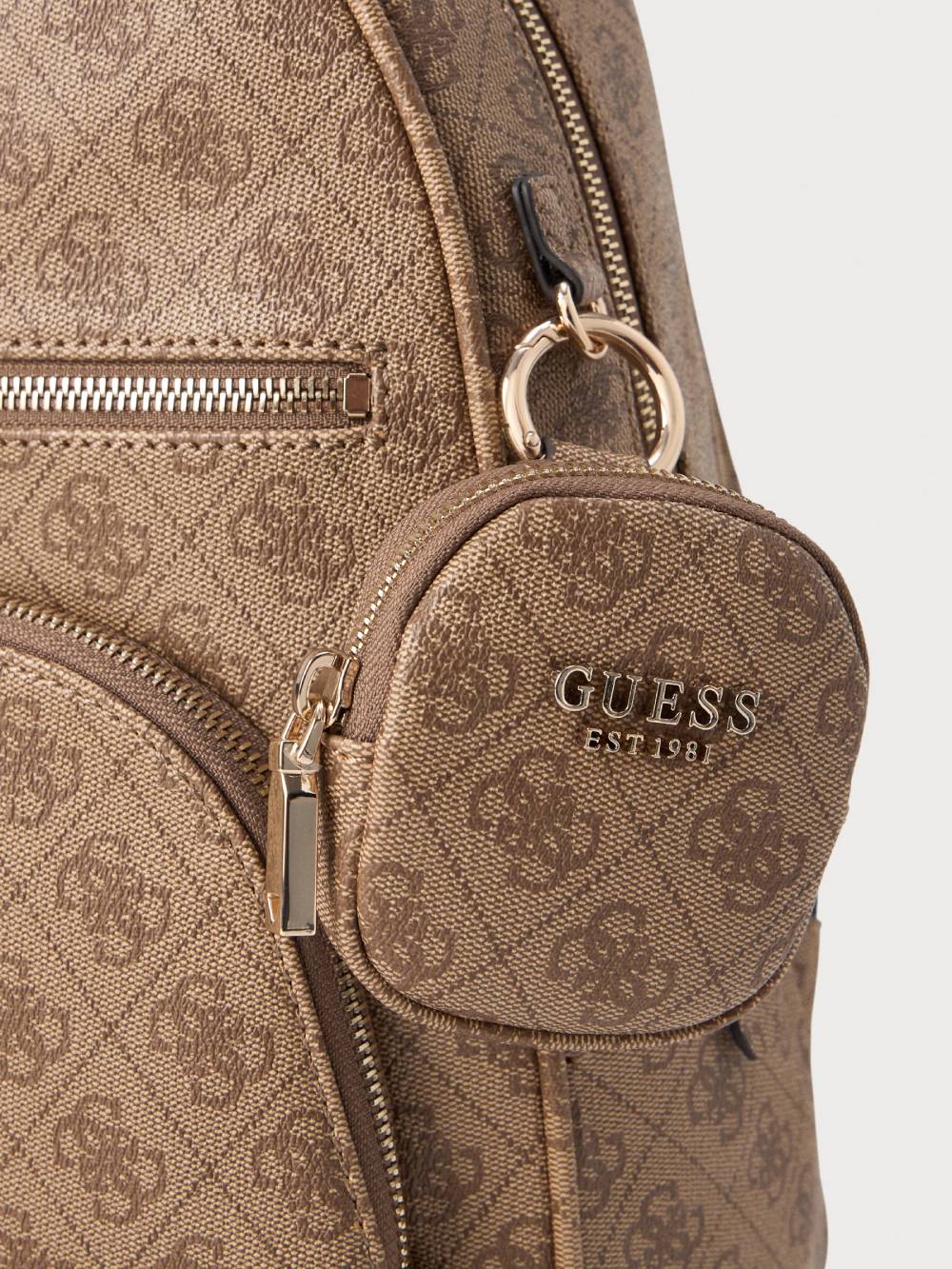 detail Guess dámský hnědý batoh