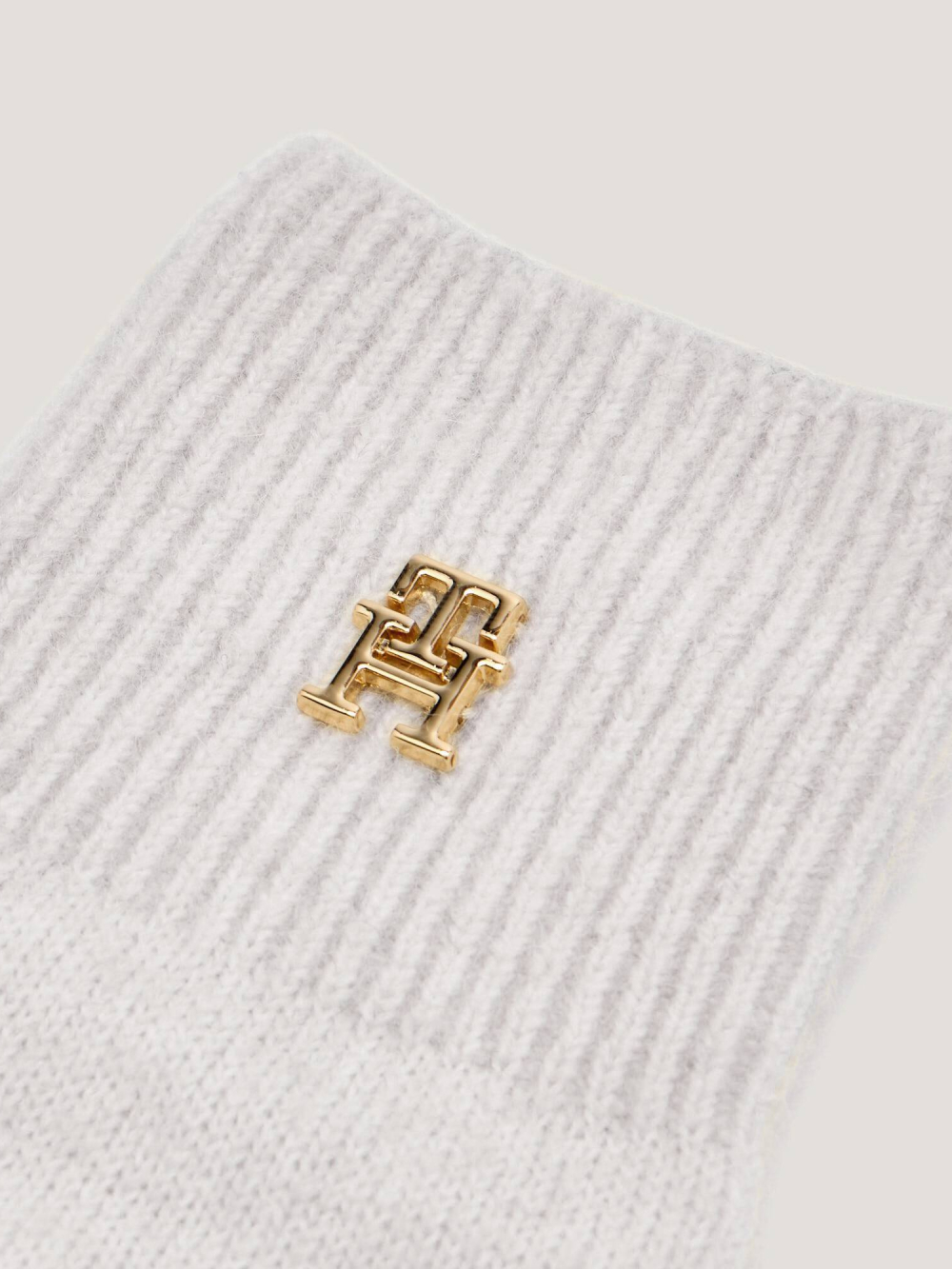 detail Tommy Hilfiger dámské světle  šedé rukavice
