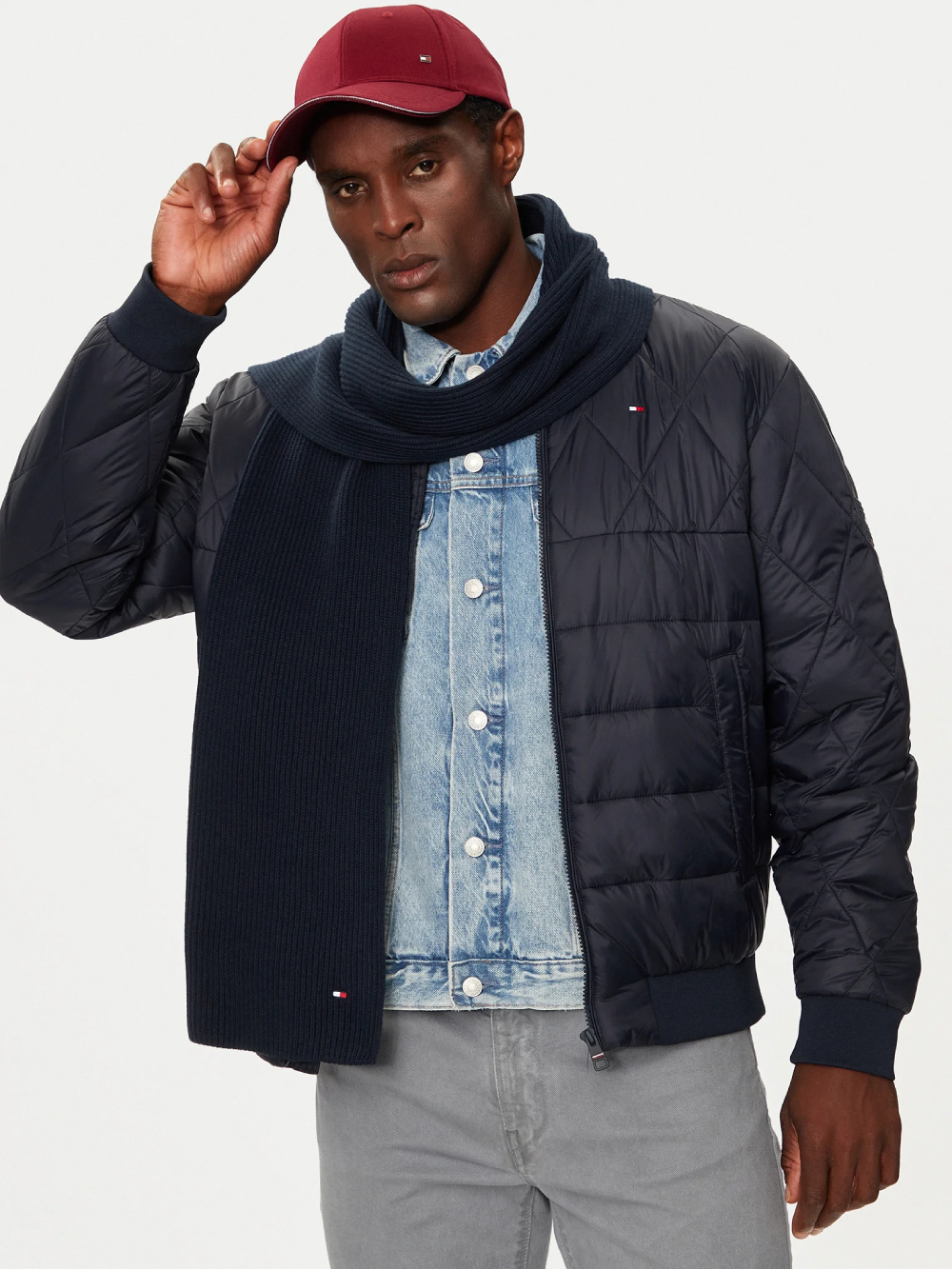 detail Tommy Hilfiger pánský tmavě modrý šál 