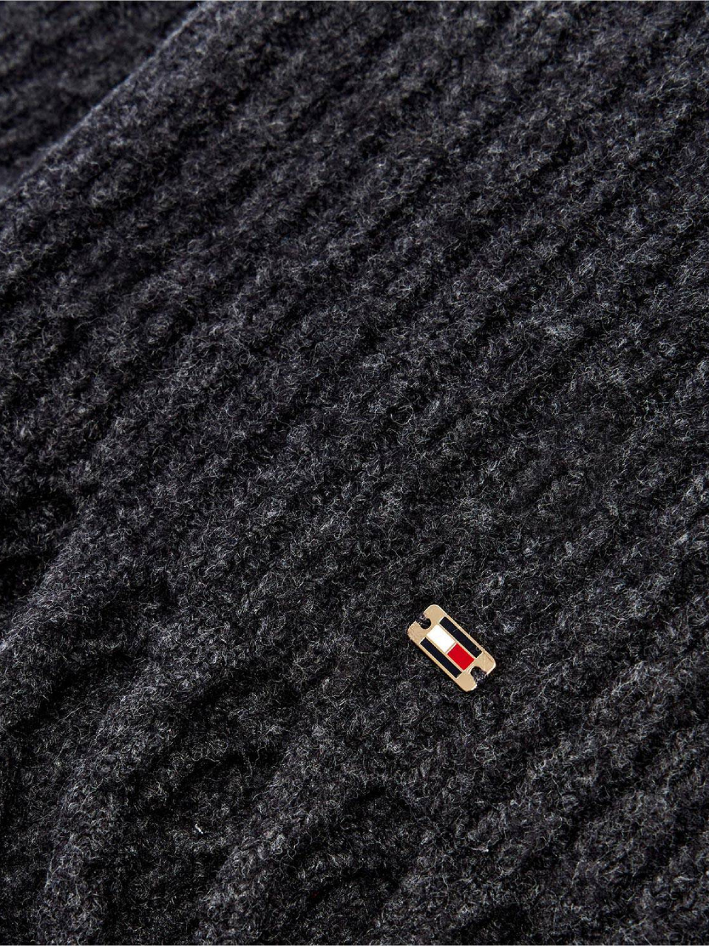 detail Tommy Hilfiger dámská černá šála