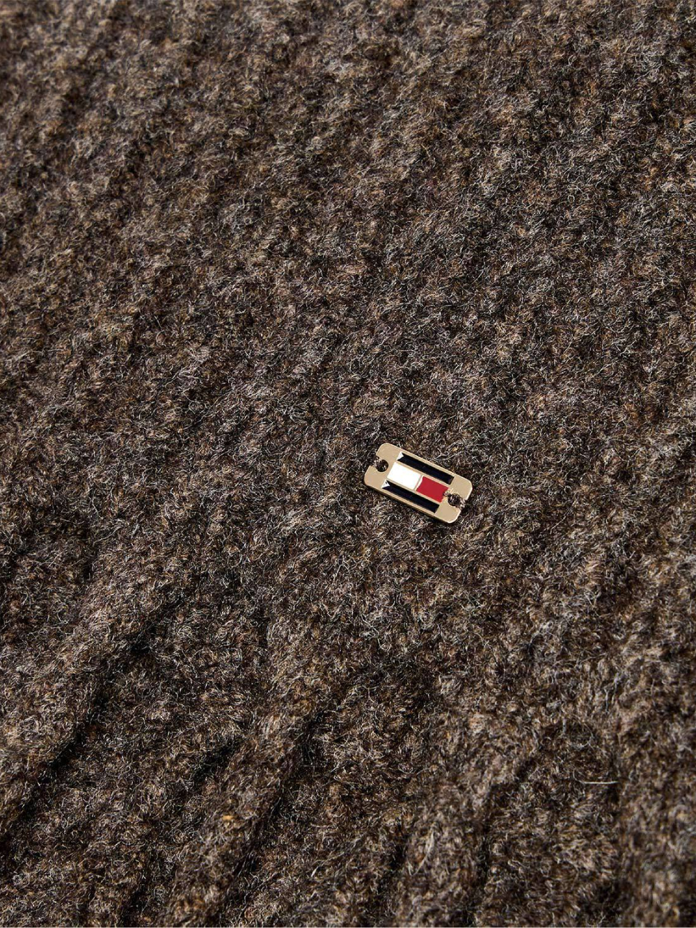 detail Tommy Hilfiger dámská hnědá šála