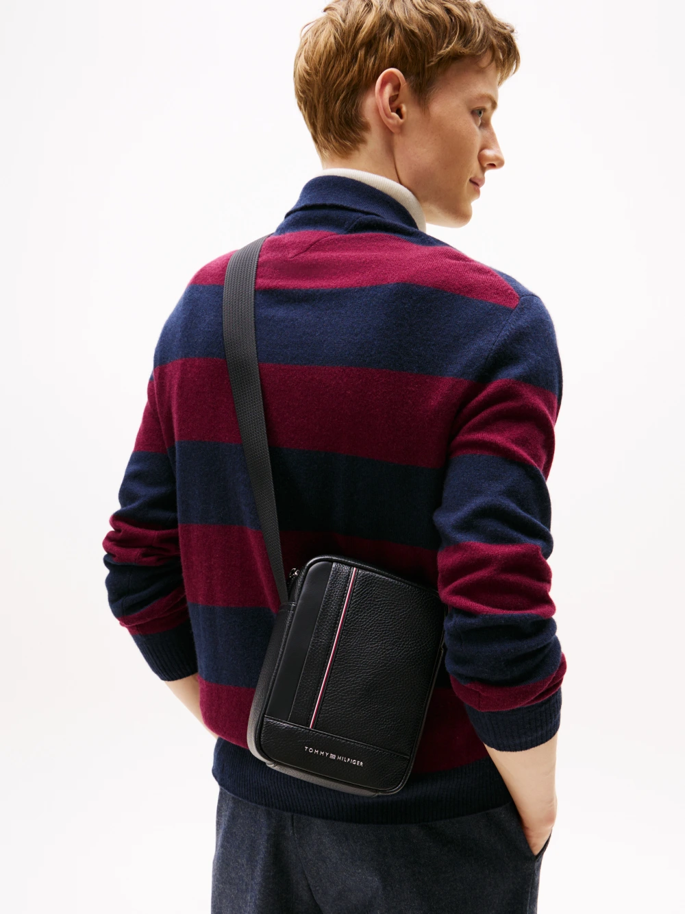 detail Tommy Hilfiger pánská černá taška