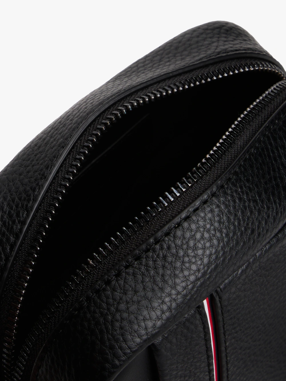 detail Tommy Hilfiger pánská černá taška