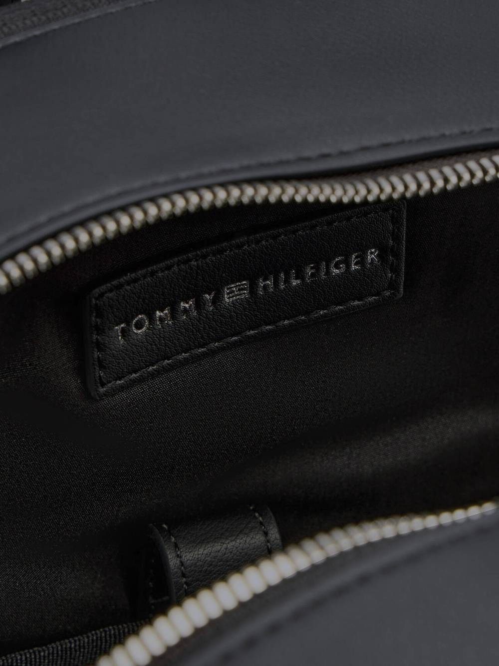 detail Tommy Hilfiger pánský černý batoh