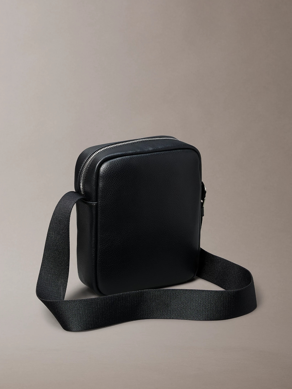 detail Calvin Klein pánská černá taška