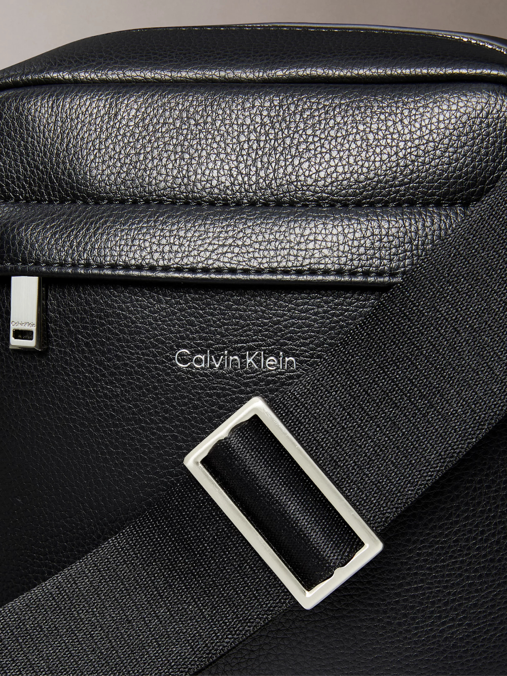 detail Calvin Klein pánská černá taška