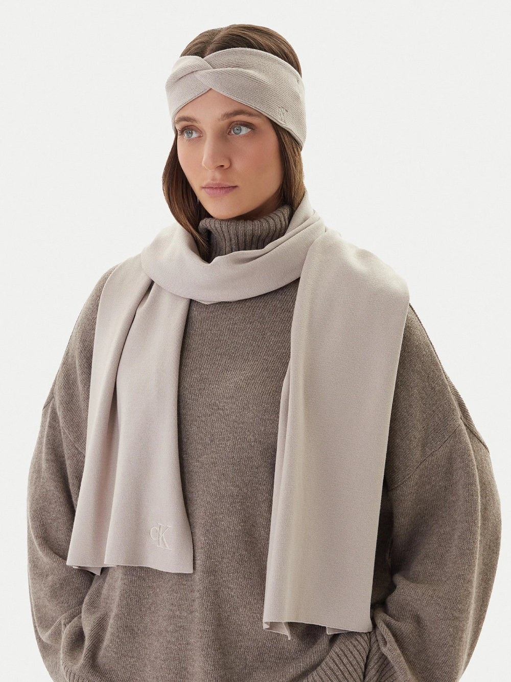 detail Calvin Klein dámský béžový šál
