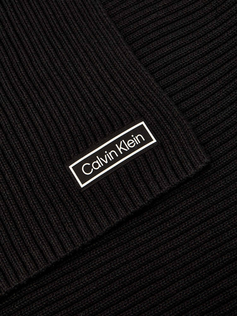 detail Calvin Klein pánská černá šála