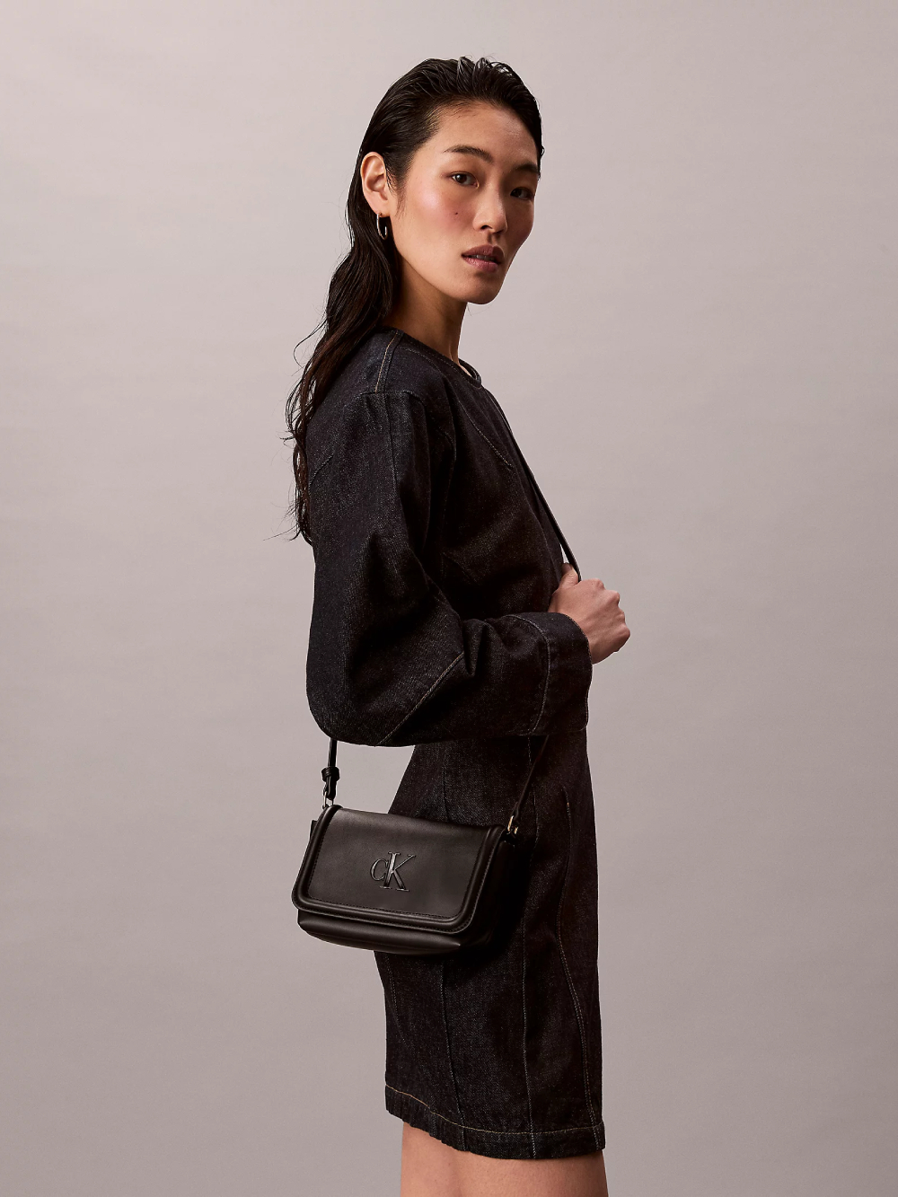 detail Calvin Klein dámská černá kabelka