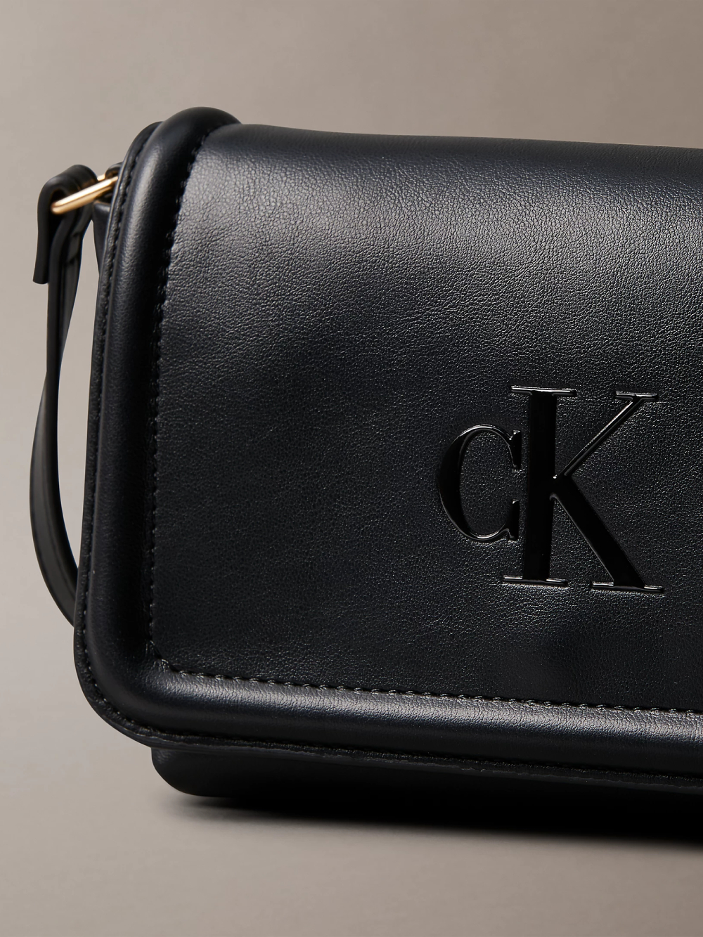 detail Calvin Klein dámská černá kabelka