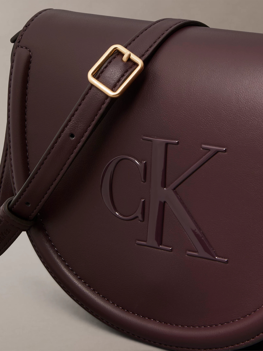 detail Calvin Klein dámská vínová kabelka