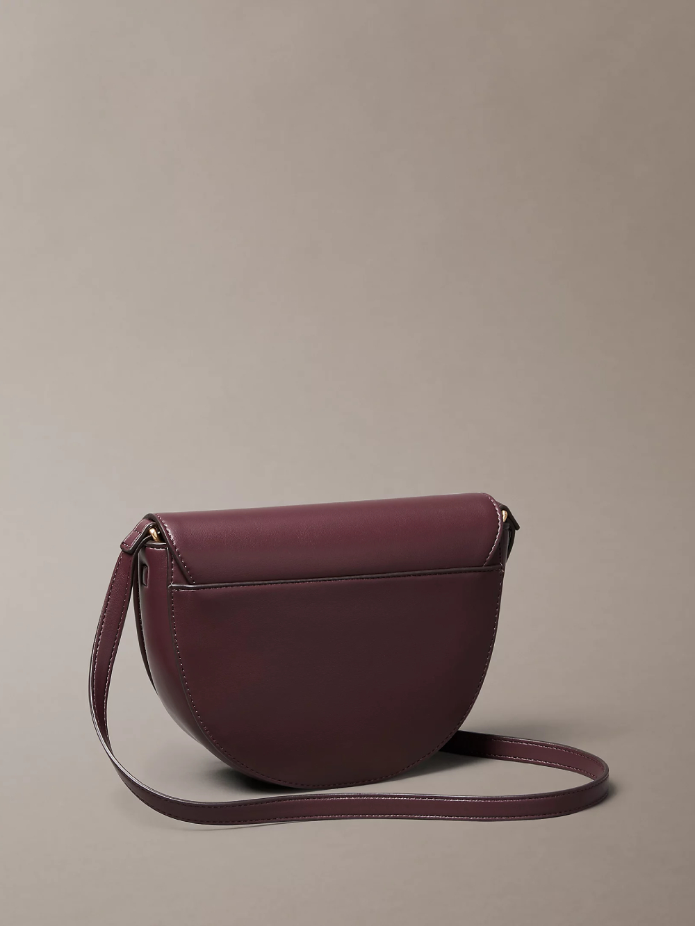 detail Calvin Klein dámská vínová kabelka
