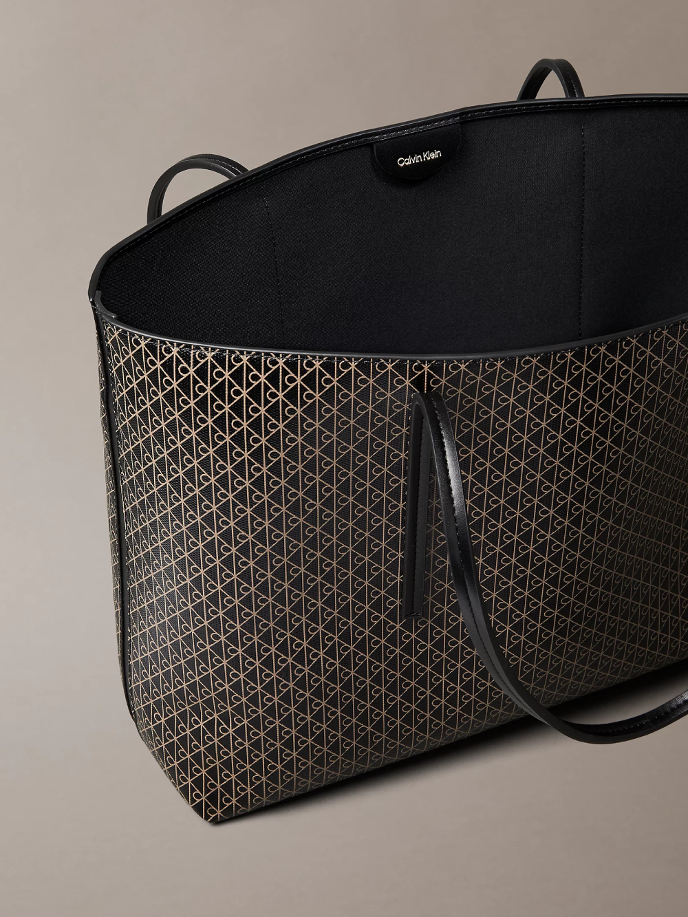detail Calvin Klein dámská hnědá kabelka