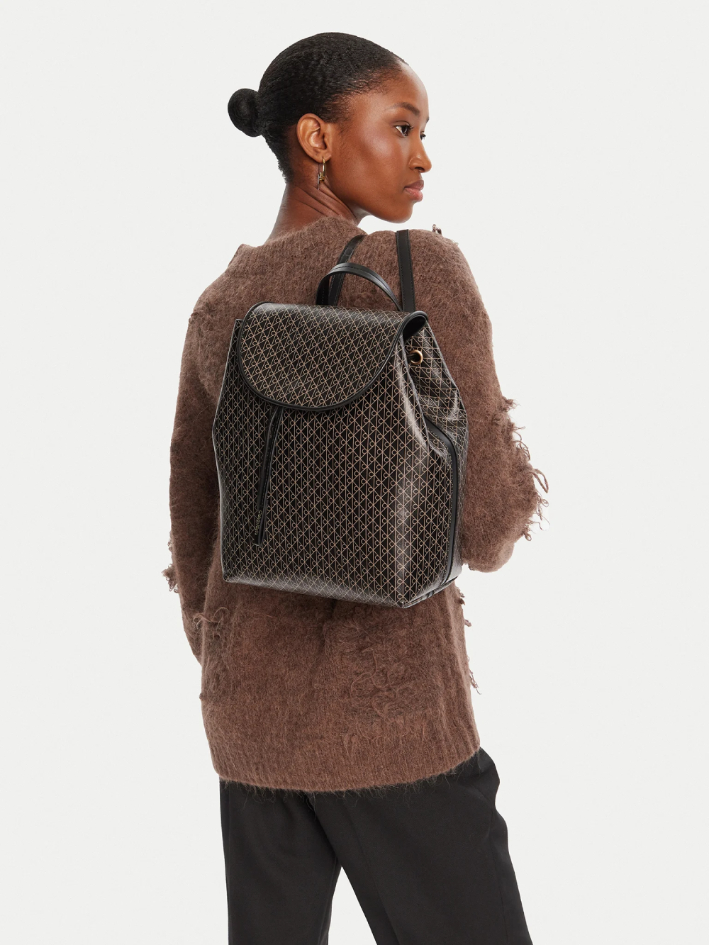 detail Calvin Klein dámský hnědý batoh