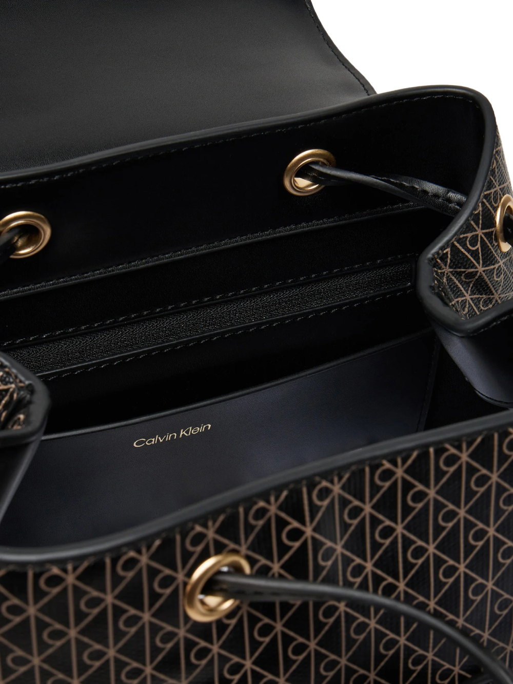 detail Calvin Klein dámský hnědý batoh