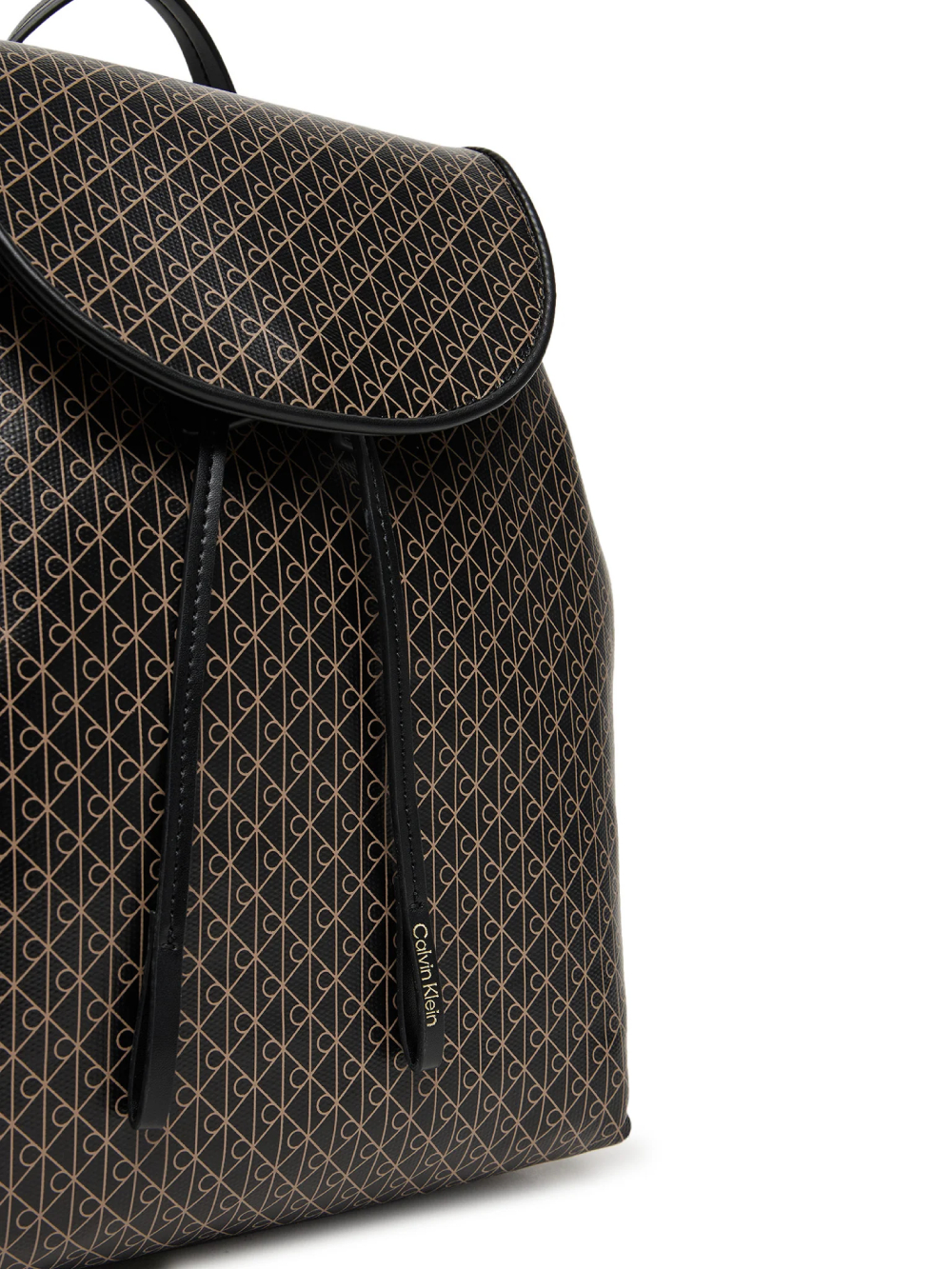 detail Calvin Klein dámský hnědý batoh