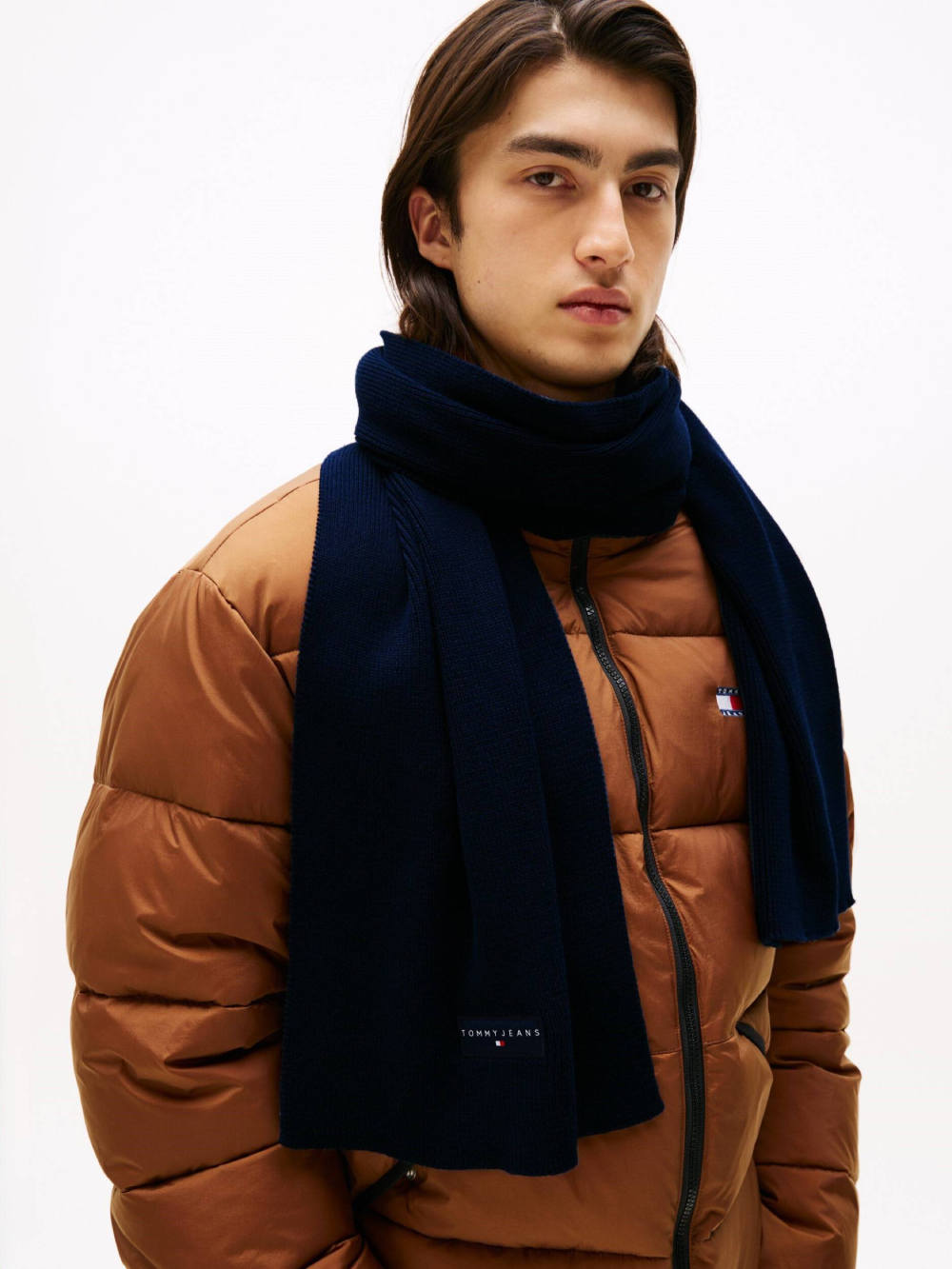 detail Tommy Jeans pánská tmavě modrá šála