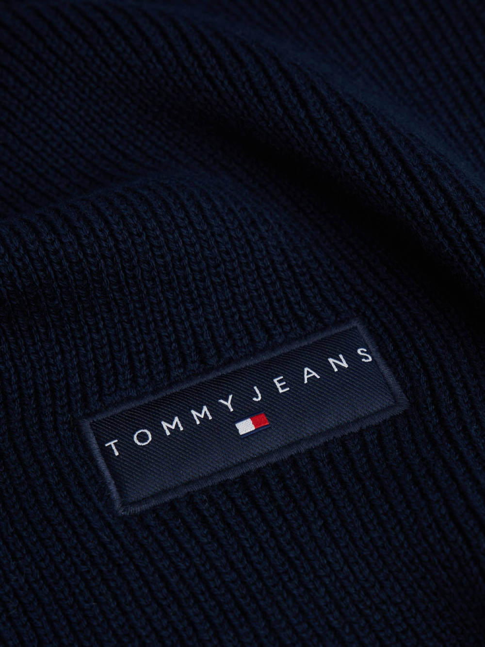 detail Tommy Jeans pánská tmavě modrá šála