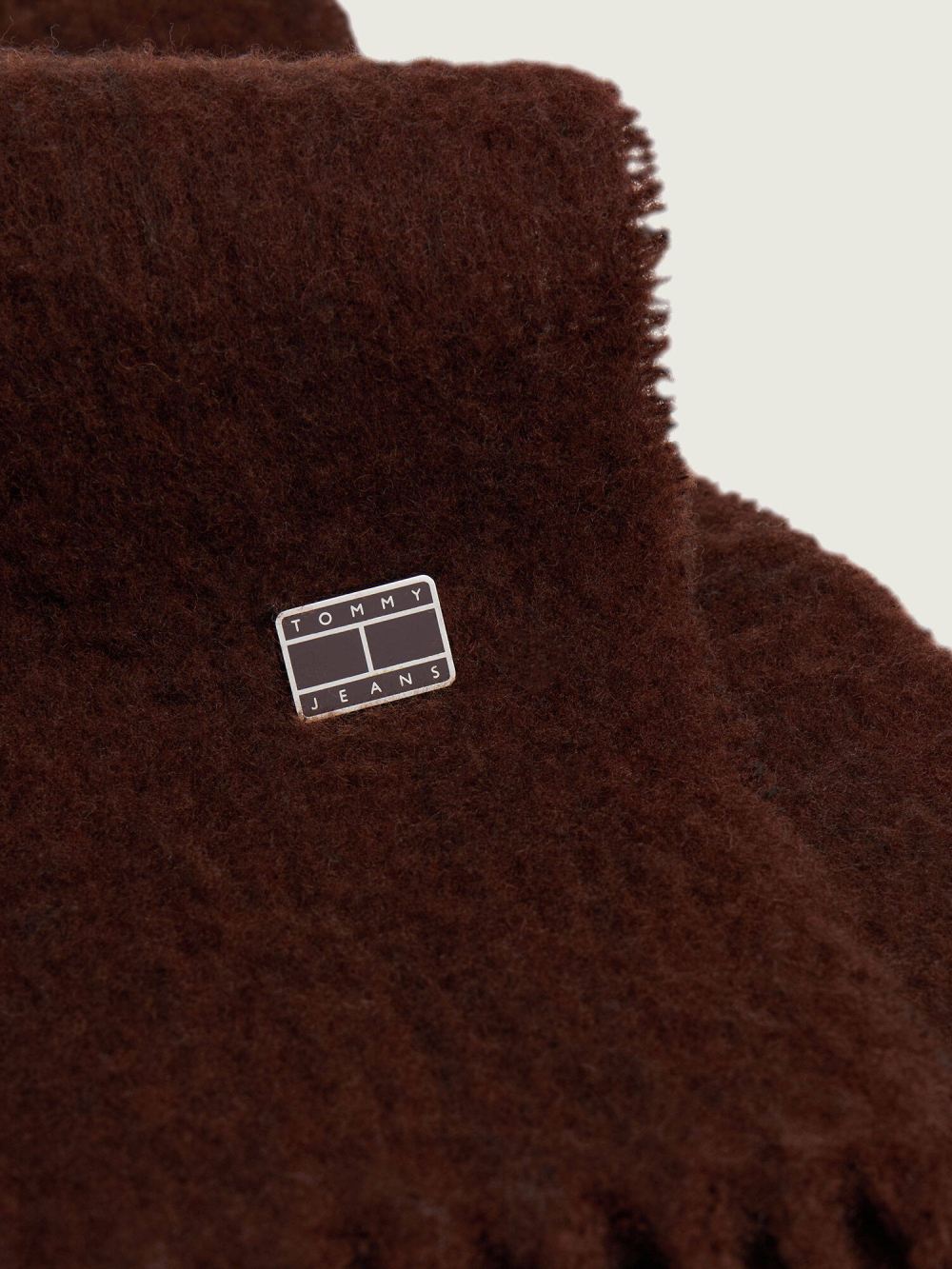 detail Tommy Jeans dámská hnědá šála