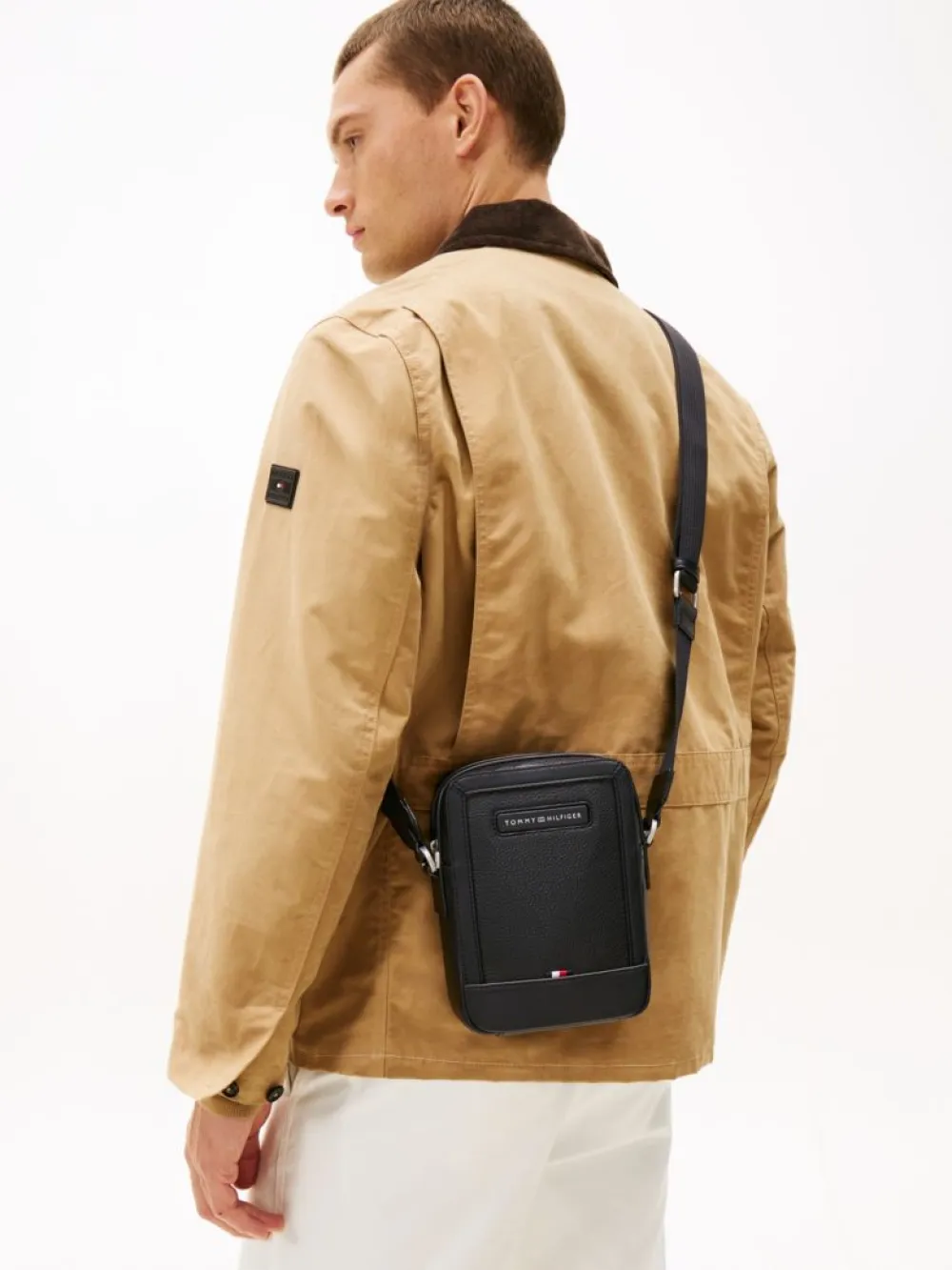 detail Tommy Hilfiger pánská černá taška přes rameno