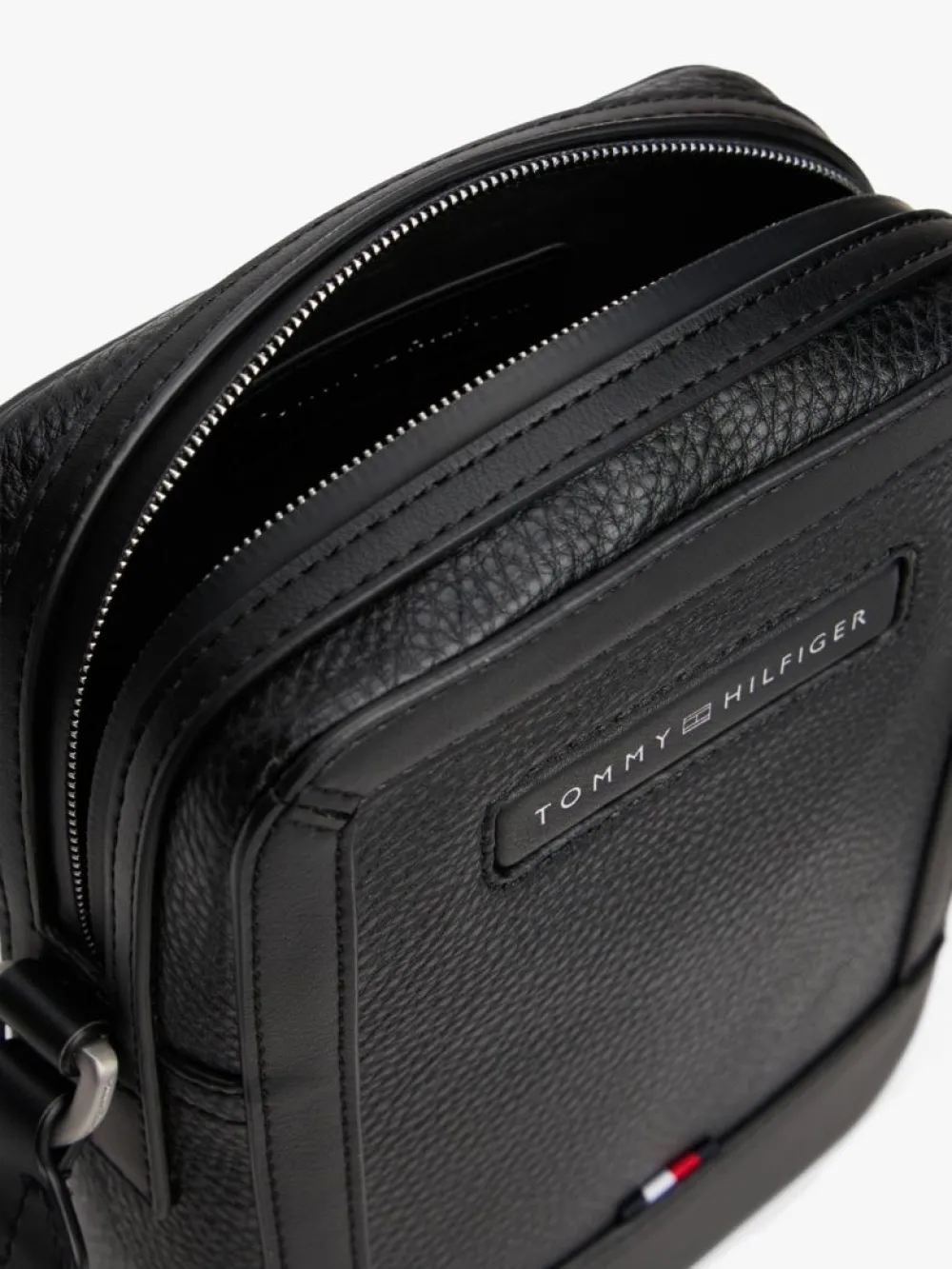 detail Tommy Hilfiger pánská černá taška přes rameno