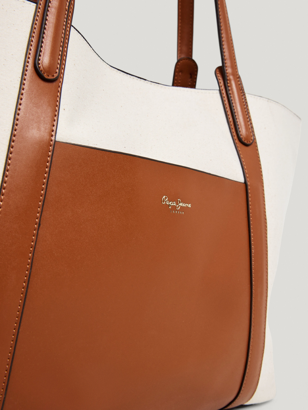 detail Pepe Jeans dámská hnědá kabelka