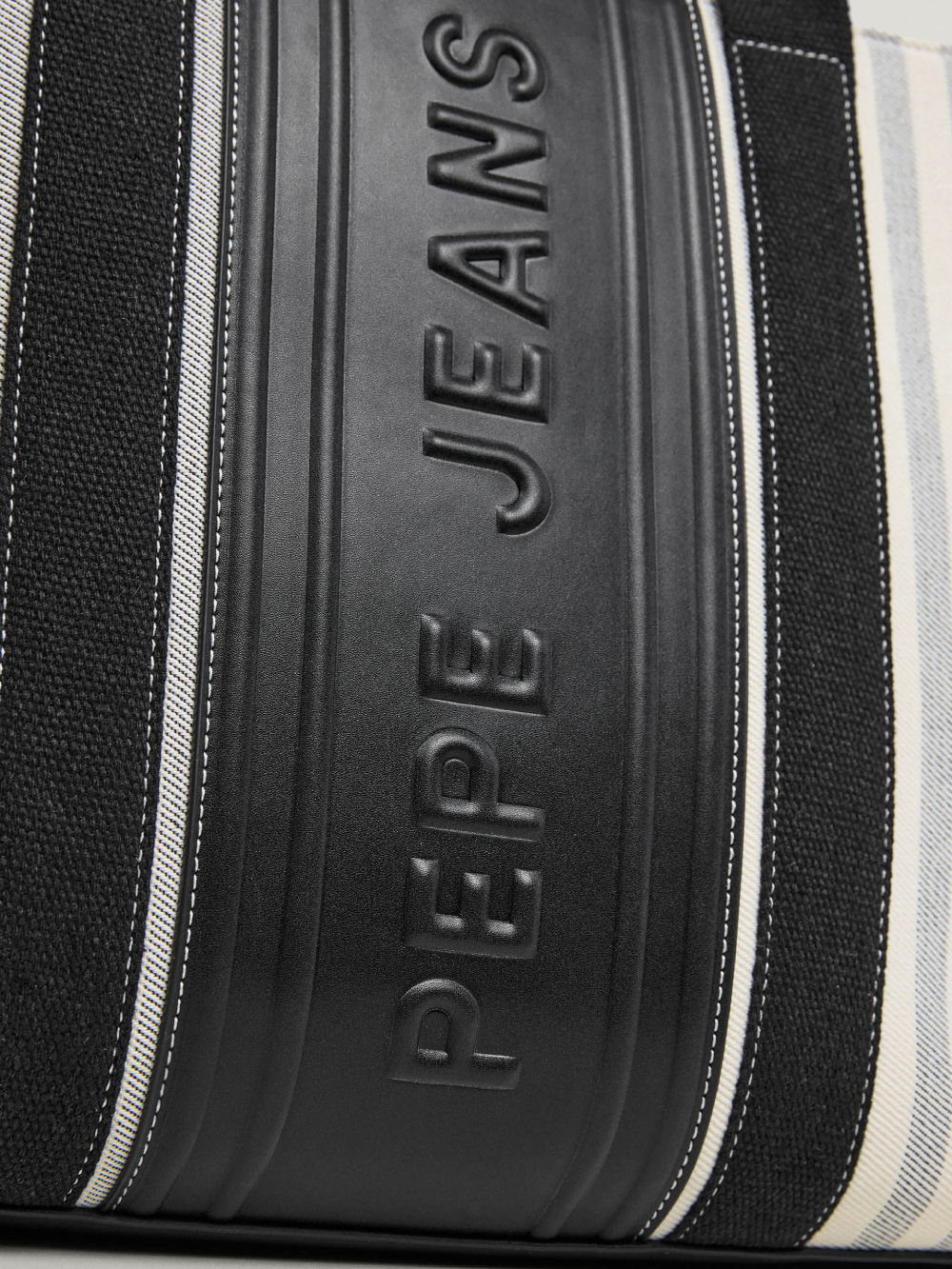 detail Pepe Jeans dámská černá kabelka