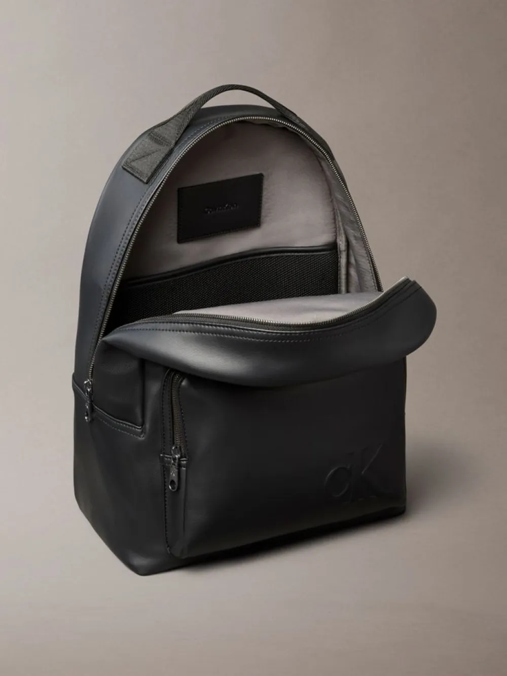 detail Calvin Klein pánský černý batoh