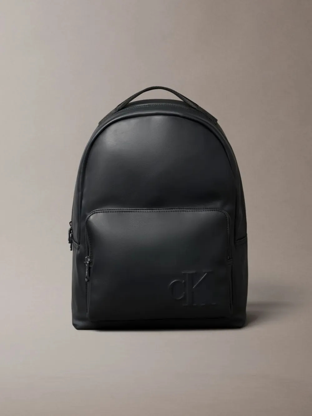 detail Calvin Klein pánský černý batoh