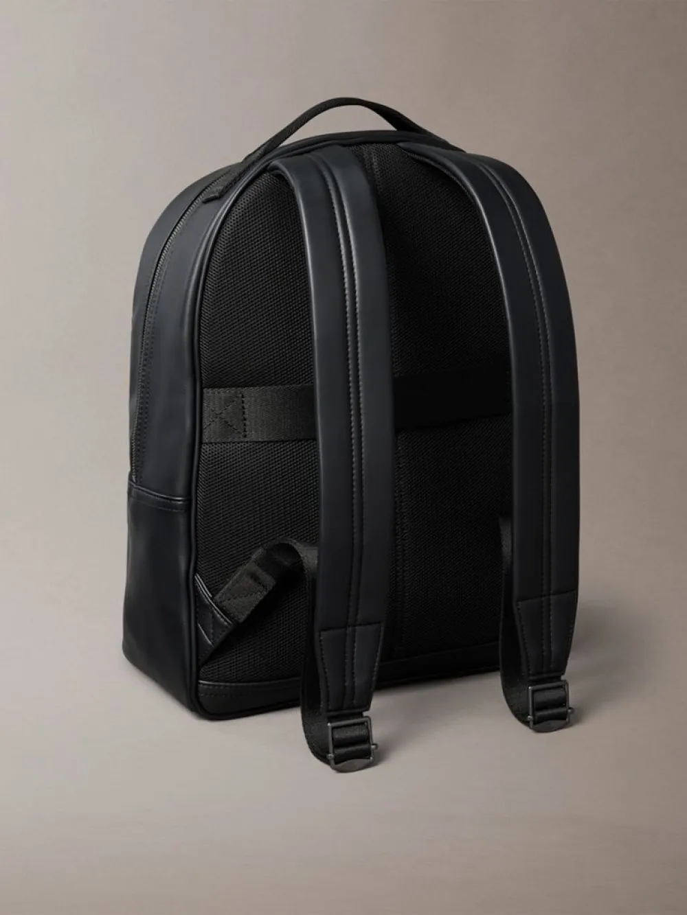 detail Calvin Klein pánský černý batoh