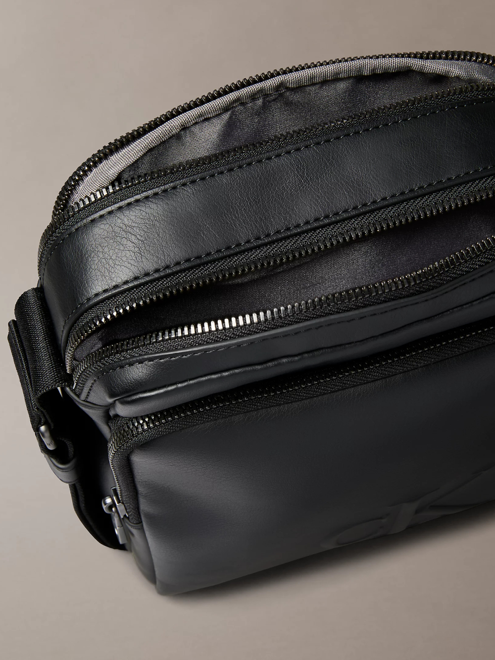 detail Calvin Klein pánská černá taška