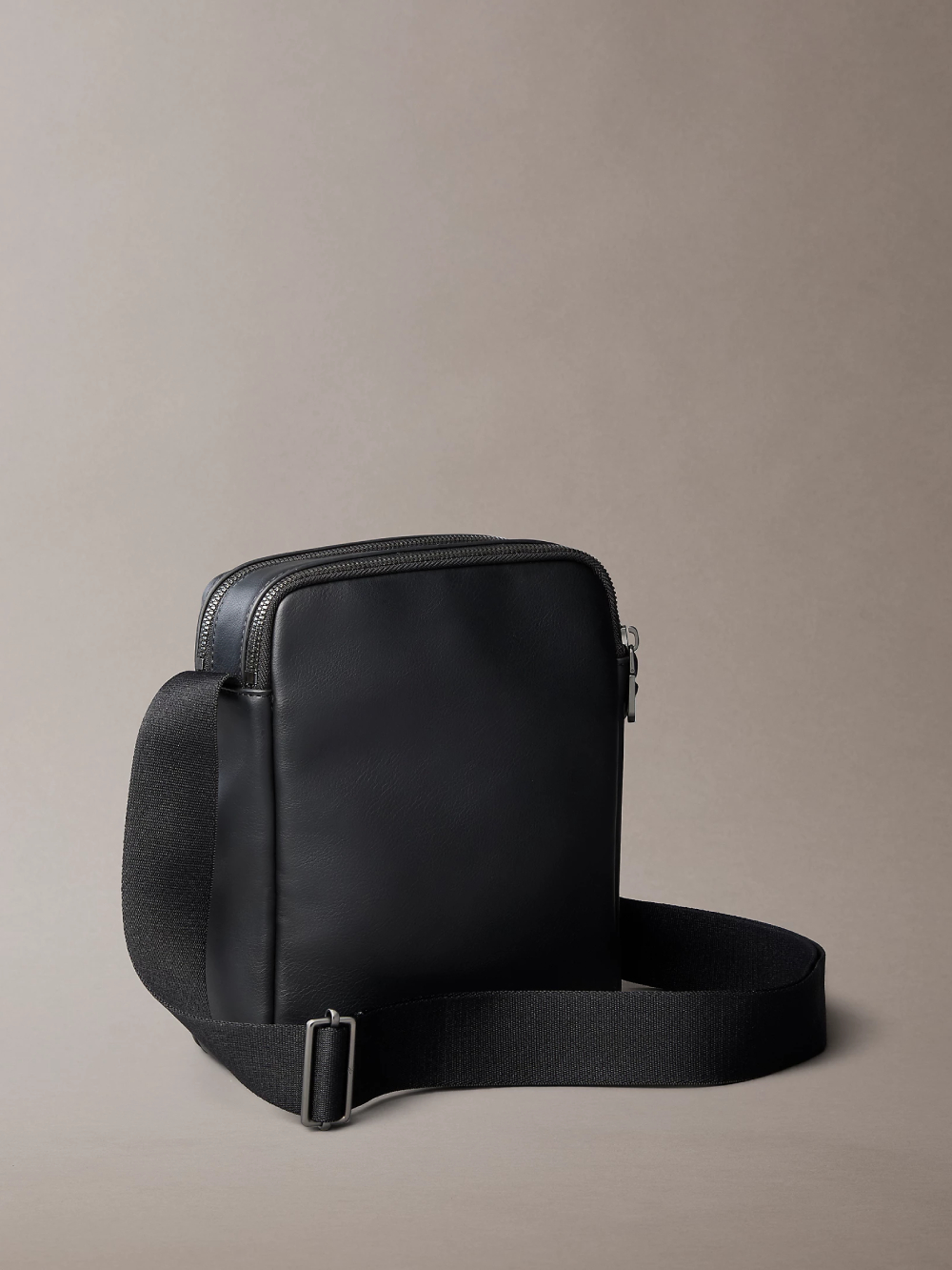 detail Calvin Klein pánská černá taška