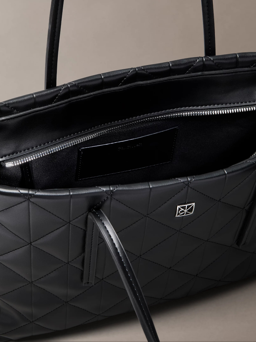 detail Calvin Klein dámská černá kabelka