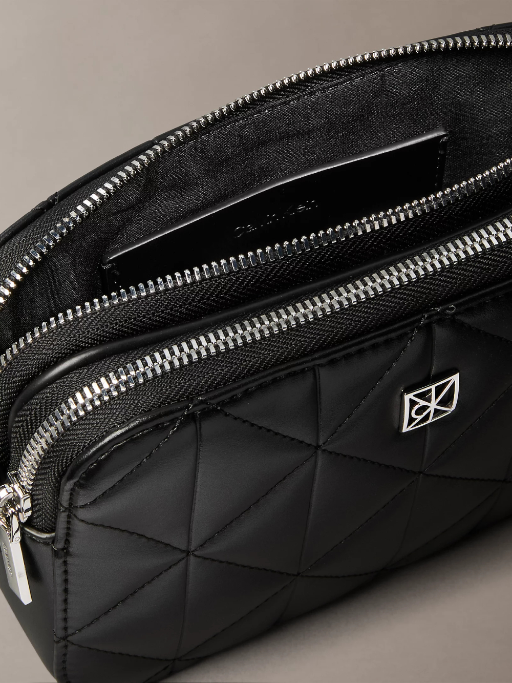detail Calvin Klein dámská černá kabelka