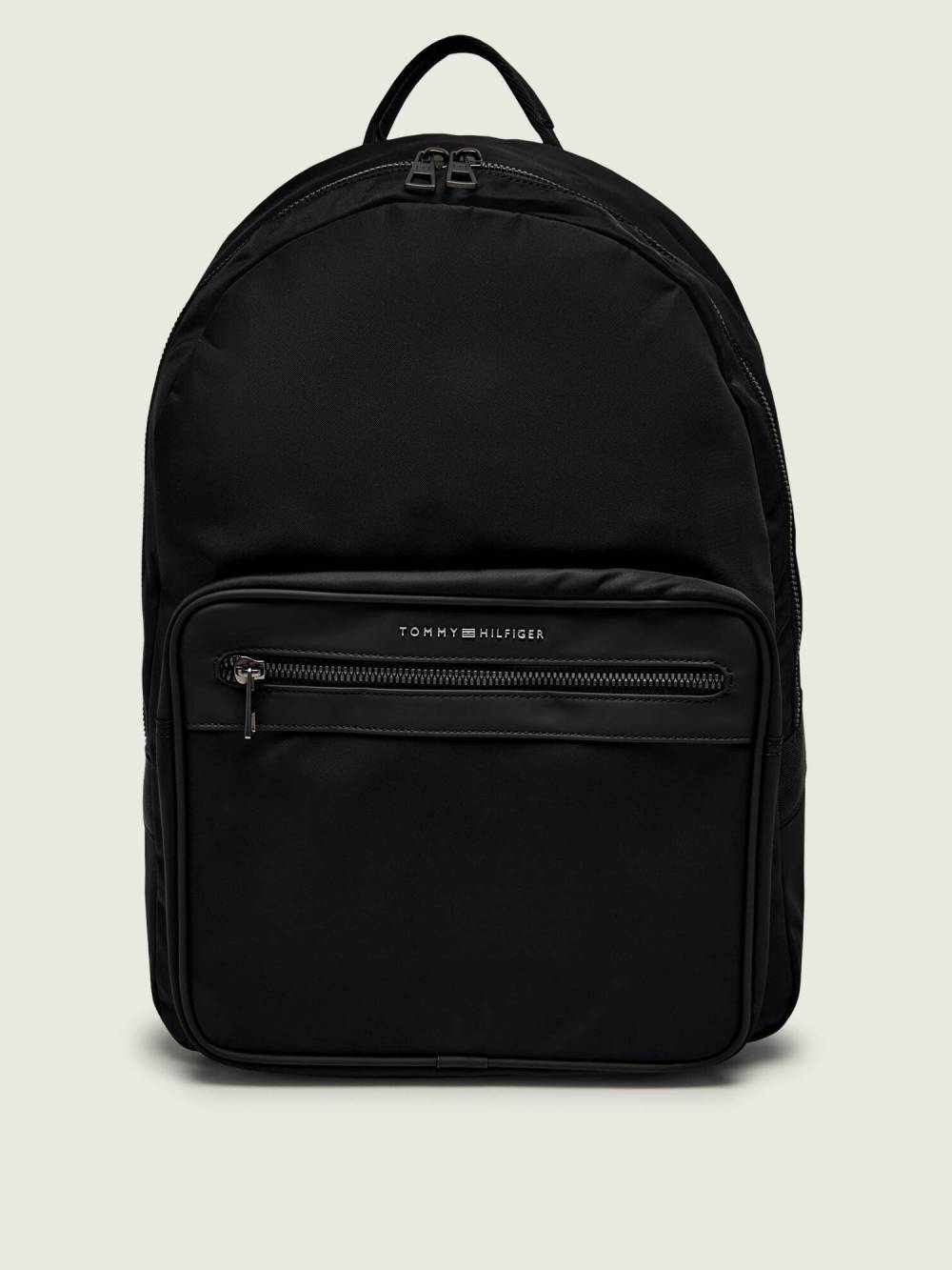 detail Tommy Hilfiger pánský černý batoh