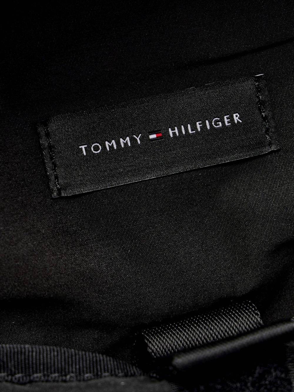 detail Tommy Hilfiger pánský černý batoh