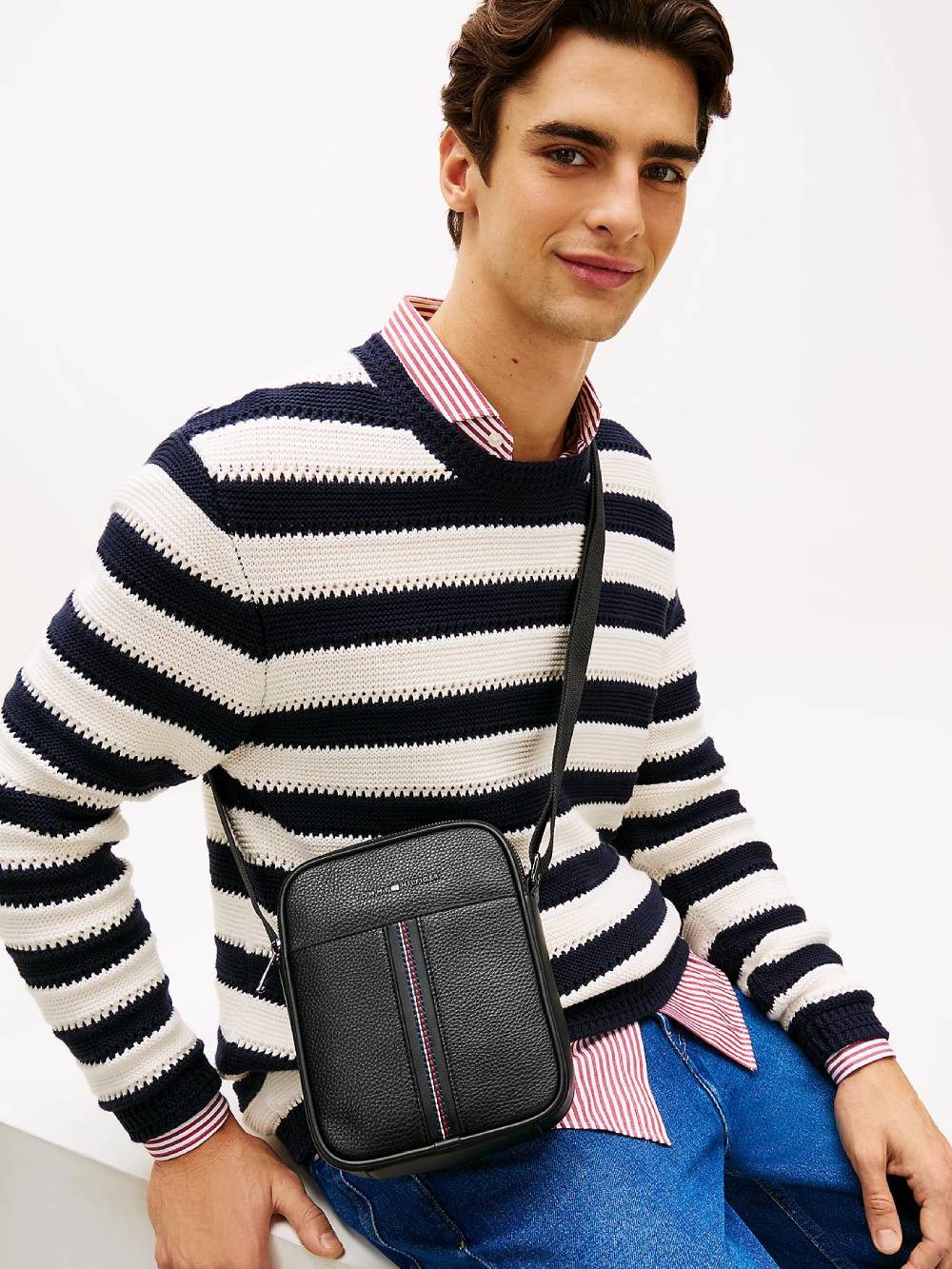 detail Tommy Hilfiger pánská černá taška 