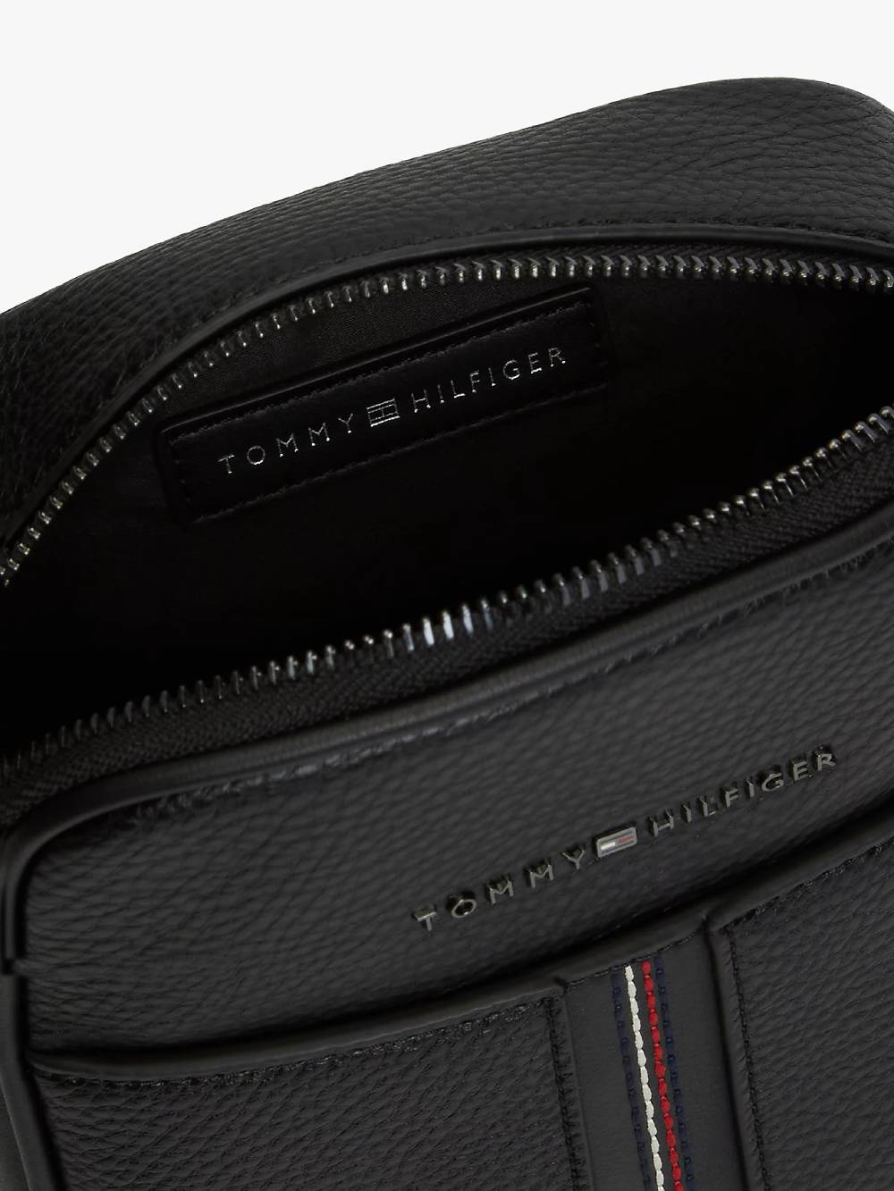 detail Tommy Hilfiger pánská černá taška 