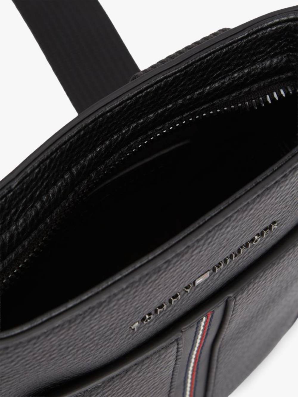 detail Tommy Hilfiger pánská černá taška 