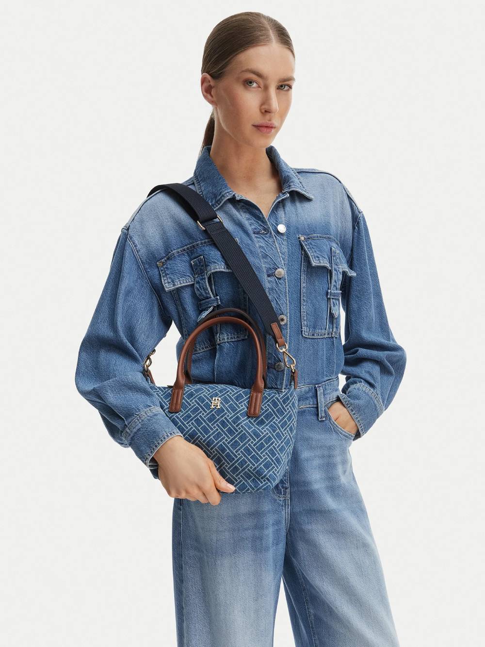 detail Tommy Hilfiger dámská modrá kabelka