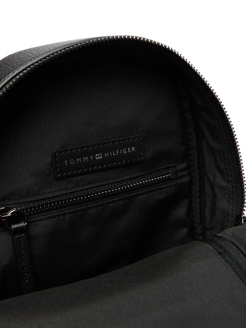 detail Tommy Hilfiger pánská černá taška