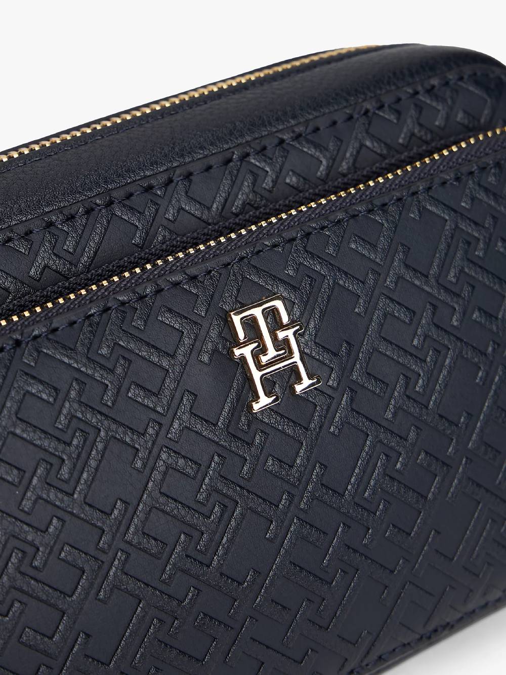 detail Tommy Hilfiger dámská černá kabelka