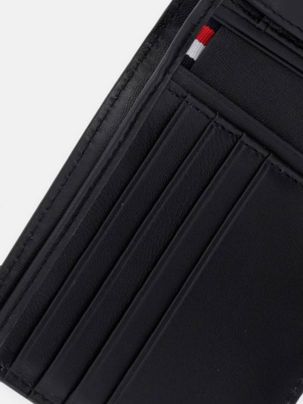 detail Tommy Hilfiger pánská černá peněženka