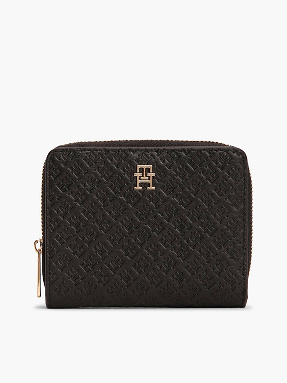 detail Tommy Hilfiger dámská černá peněženka 