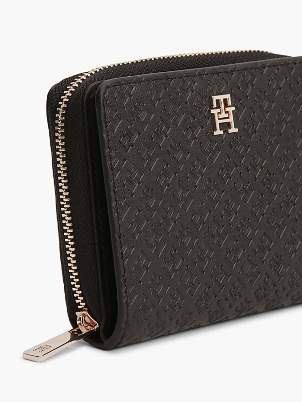 detail Tommy Hilfiger dámská černá peněženka 