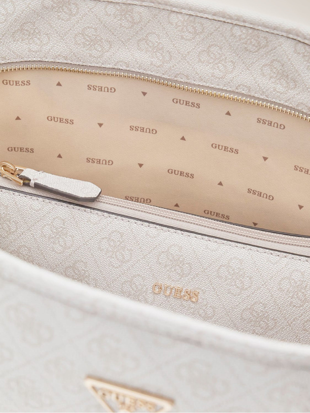 detail Guess dámská krémová kabelka