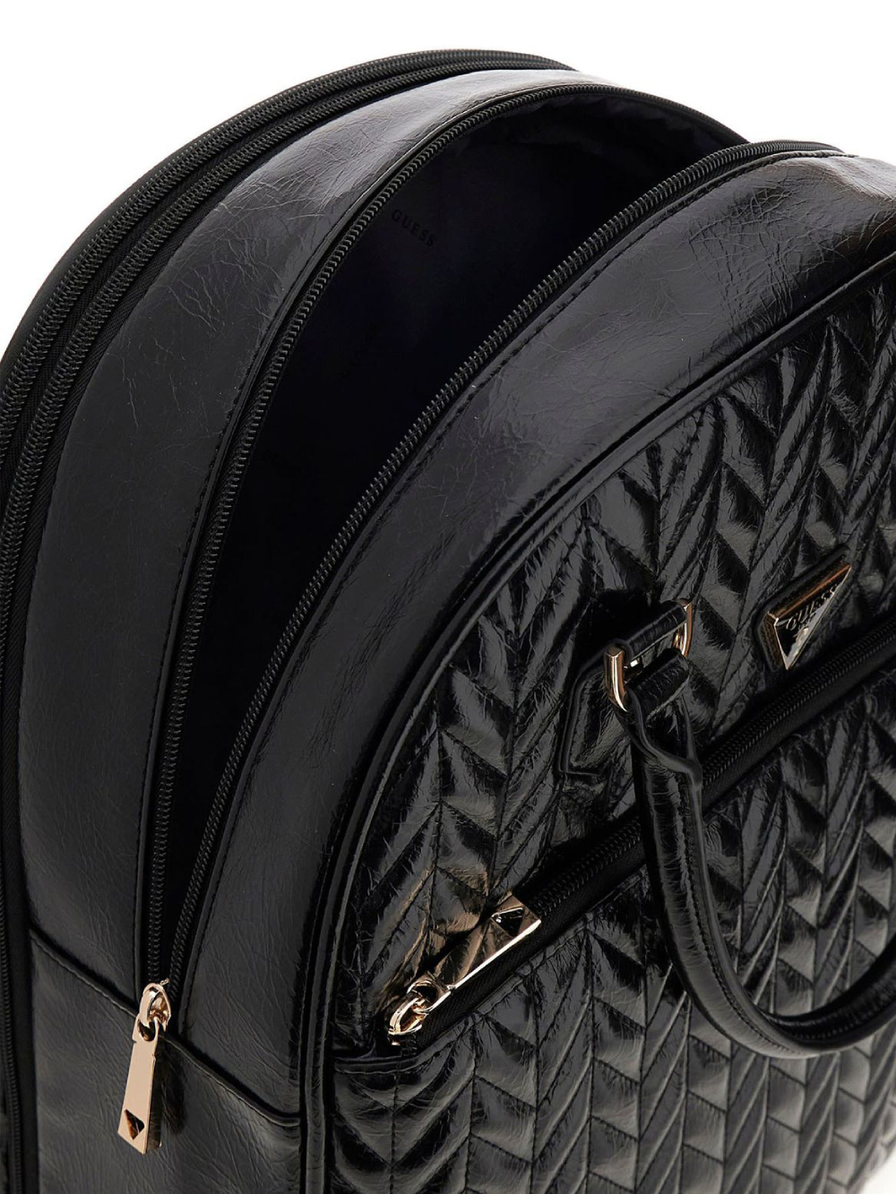 detail Guess dámský černý batoh