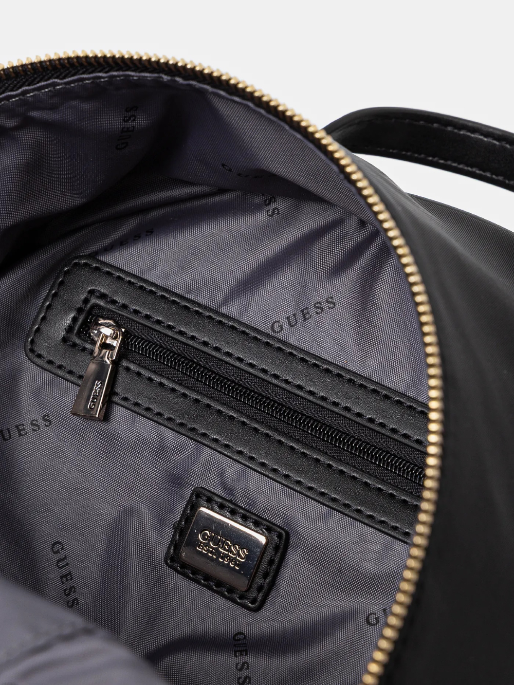 detail Guess dámský černý batoh